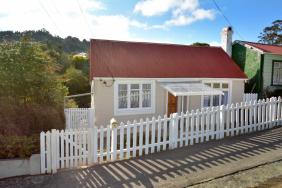 *UNDER OFFER*Charming Cottage! Cute and Sunny!
