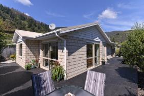 *** Under Offer *** A Modern Easy Care Home