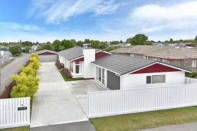 4 Bedroom - 3 Car Garaging Plus A Large Hobby Home