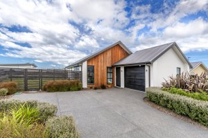 Near New 3 Bedroom Home on 572 Sqm Grounds