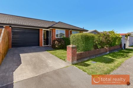 Very Tidy, Street Facing, Over 60’s Townhouse
