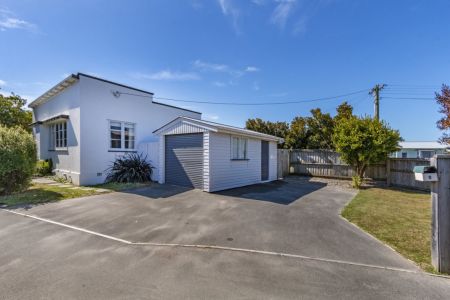 Cute 2 Bedroom Stand-A-Lone with Extra Parking