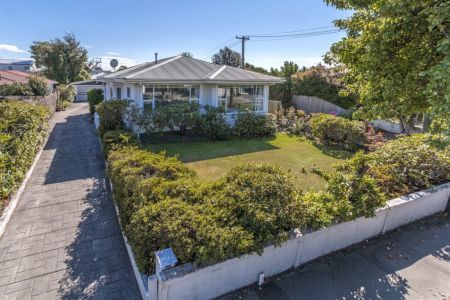Immaculate 3 Bedrooms and 4 Car Garaging