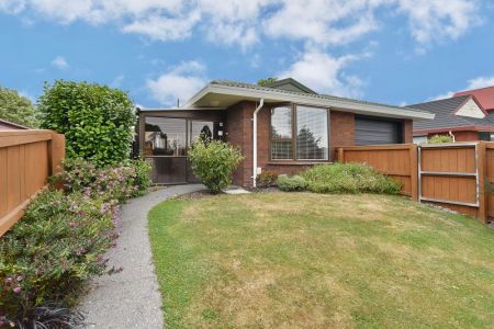 Superb Townhouse – Opposite Reserve