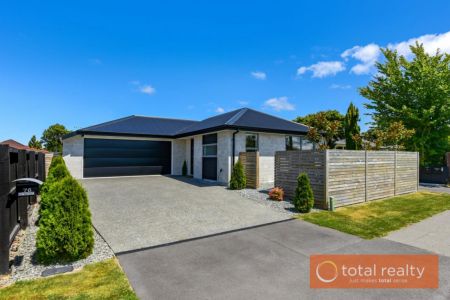 Spacious Townhouse With Double Garage