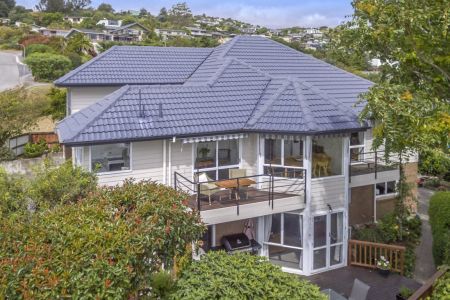 Spacious Family Home With Views And 4 Car Garaging