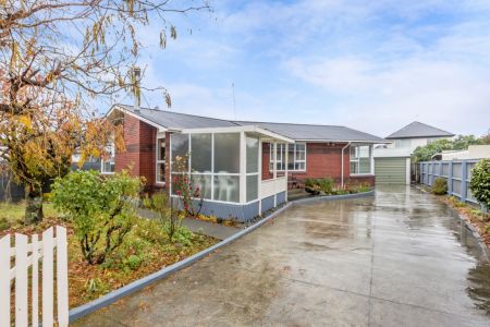 Under offer   3 Car Garaging