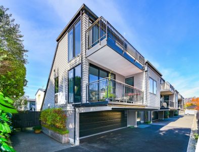Standalone Townhouse, Triple Car Garaging