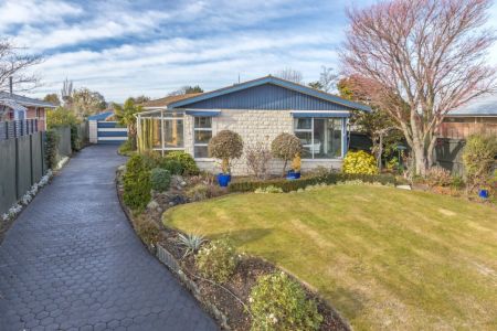 UNDER OFFER Double Glazed, 3 Bedroom Family Home.