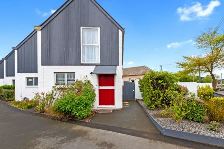 Under offer  : City Fringe Living