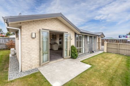 Conveniently Located Over 60's Unit