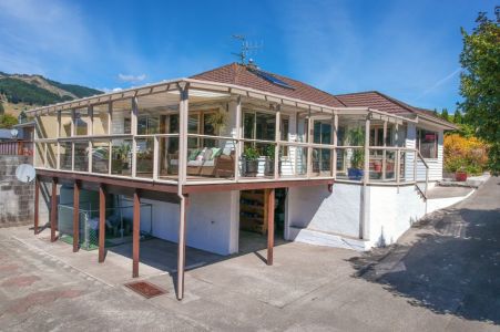 Three Bedroom House on 1318m2 Section!