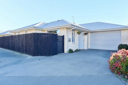 Modern Town House In Premier Location