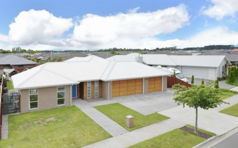 Large Family Home With 3 Car Garage