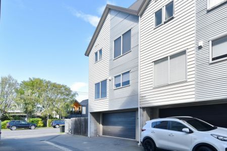 Sunny Front T/House - Spacious Outdoor Living