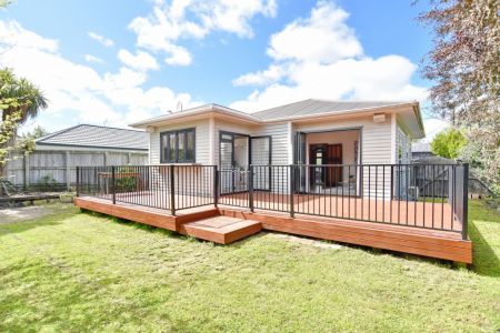 *Deadline Brought Forward* Contemporary With A Touch Of Classic Beauty