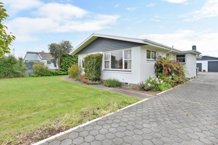 Spacious Family Home With 3 To 4 Car Garage