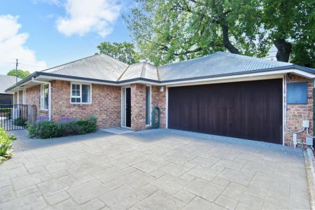 Easy Care 3 Bed Townhouse In Great Location