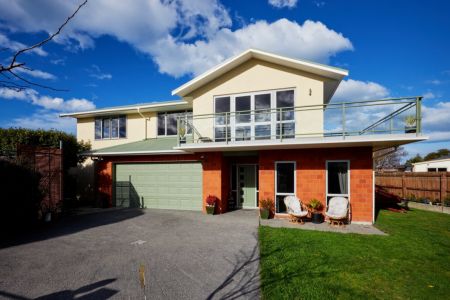 Captivating Views and Room To Roam