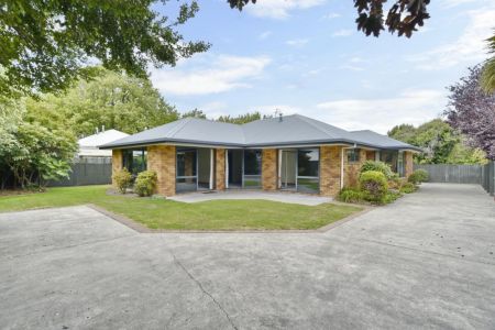 Just a Stroll away from Rangiora - Be Quick