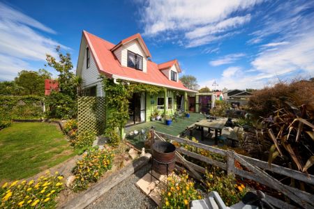 Charming 2-Storey Cottage with Rural Views