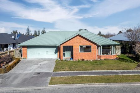 Sought-after Location| Mountain Views