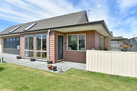 Village Living, ready to move in and enjoy!