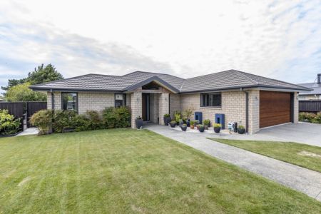 Perfection, Privacy & Parking Galore!