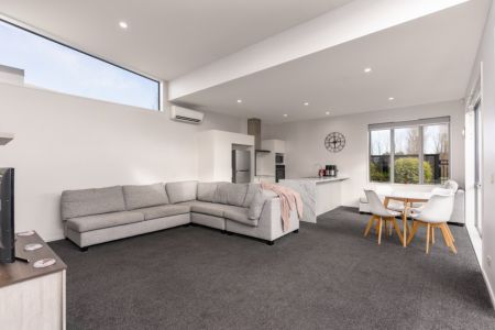 Stylish Townhouse with Double Garage