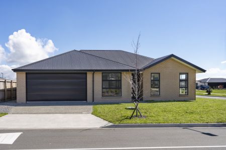 Near New in Berryfields!