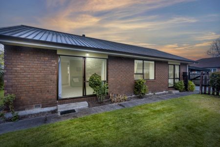 Well Presented, Sunny & Private, 3 Bedroom Abode!