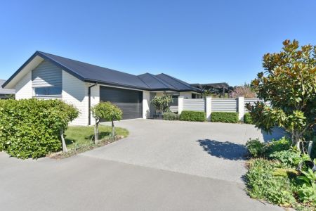 Entertainer’s Retreat with Fruit-Filled Gardens