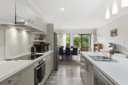 3 Double Bedrooms, 3 Toilets, 2 Bathrooms!
