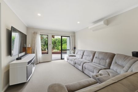 3 Double Bedrooms, 3 Toilets, 2 Bathrooms!