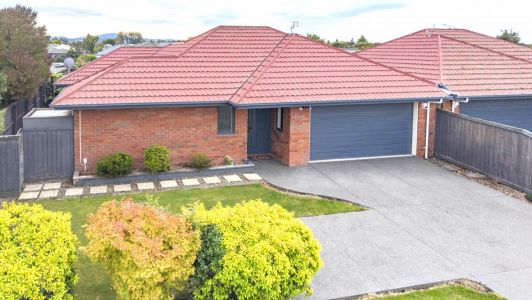 Smart, Low-Maintenance on a Freehold Section