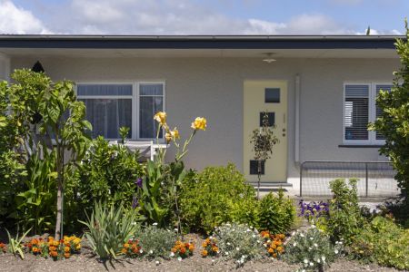 Neat as a Pin, Freehold Title, Close to the beach