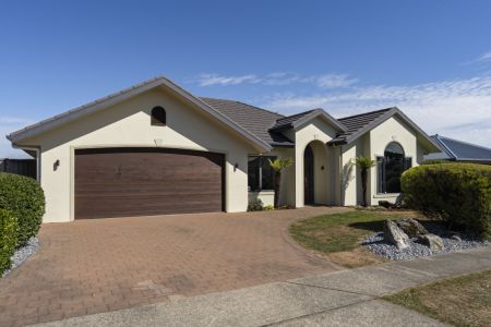Large Luxury Living in Stoke at a Great Price!