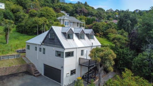 Sea Views & Space &ndash; 4 Bedroom Retreat + Land