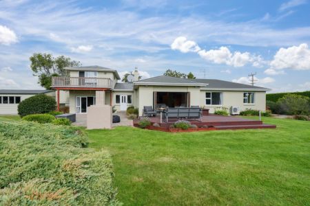 Spacious Family Living In Winton