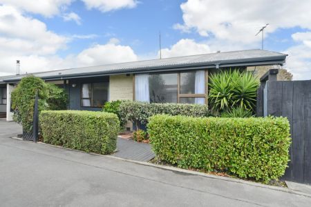 Charming Front Unit with Courtyard