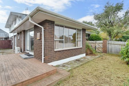 Spacious 140m2 Townhouse - Popular Location!