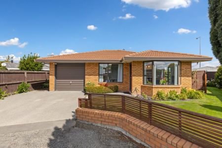 Charming Broomfield Gem: 2-Bed With Modern Touch