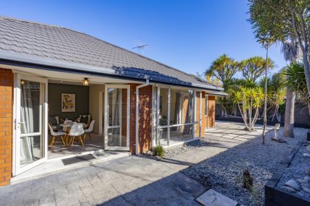 Sun-soaked Easy-Care Living!