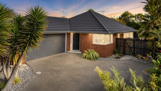 Sun-soaked and Easy-Care Living!