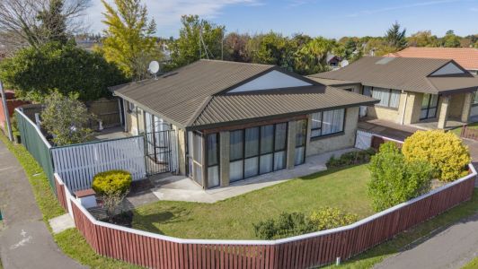 Opportunity Knocks in a Prime Location!