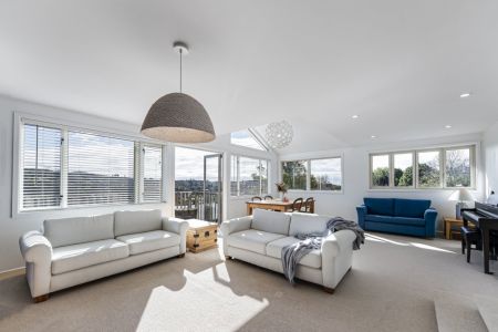 Fabulous Outlook, Sunny Family Home!