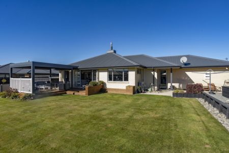 Warm, Welcoming Living with Mountain Views