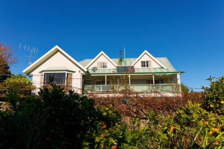 Five Bedrooms, Panoramic Views, Private Setting