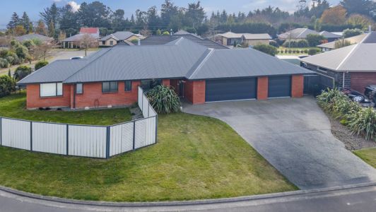 Family Comfort Meets Triple Garage Convenience