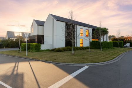 Contemporary Grandeur &ndash; Motivated Overseas Owners
